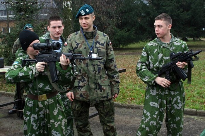 Học viên Học viện lục quân Ucraina giao lưu với Học viên quân sự Ba Lan